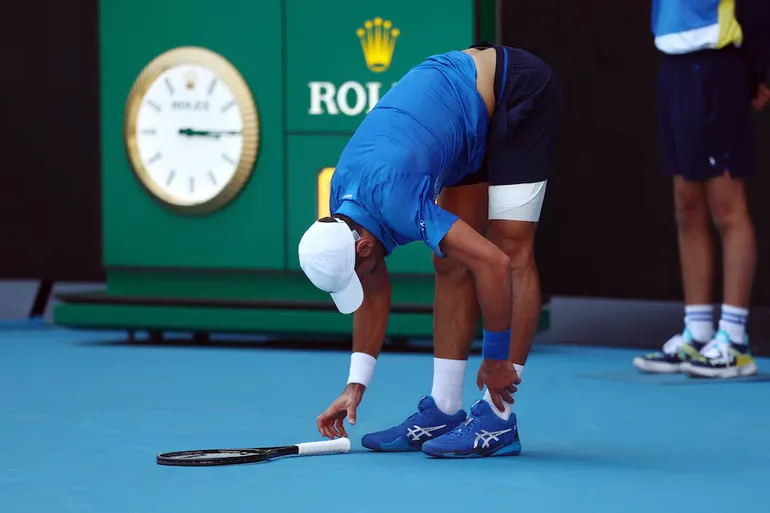 Drama en el Abierto de Australia: Djokovic no pudo con el dolor y se retiró