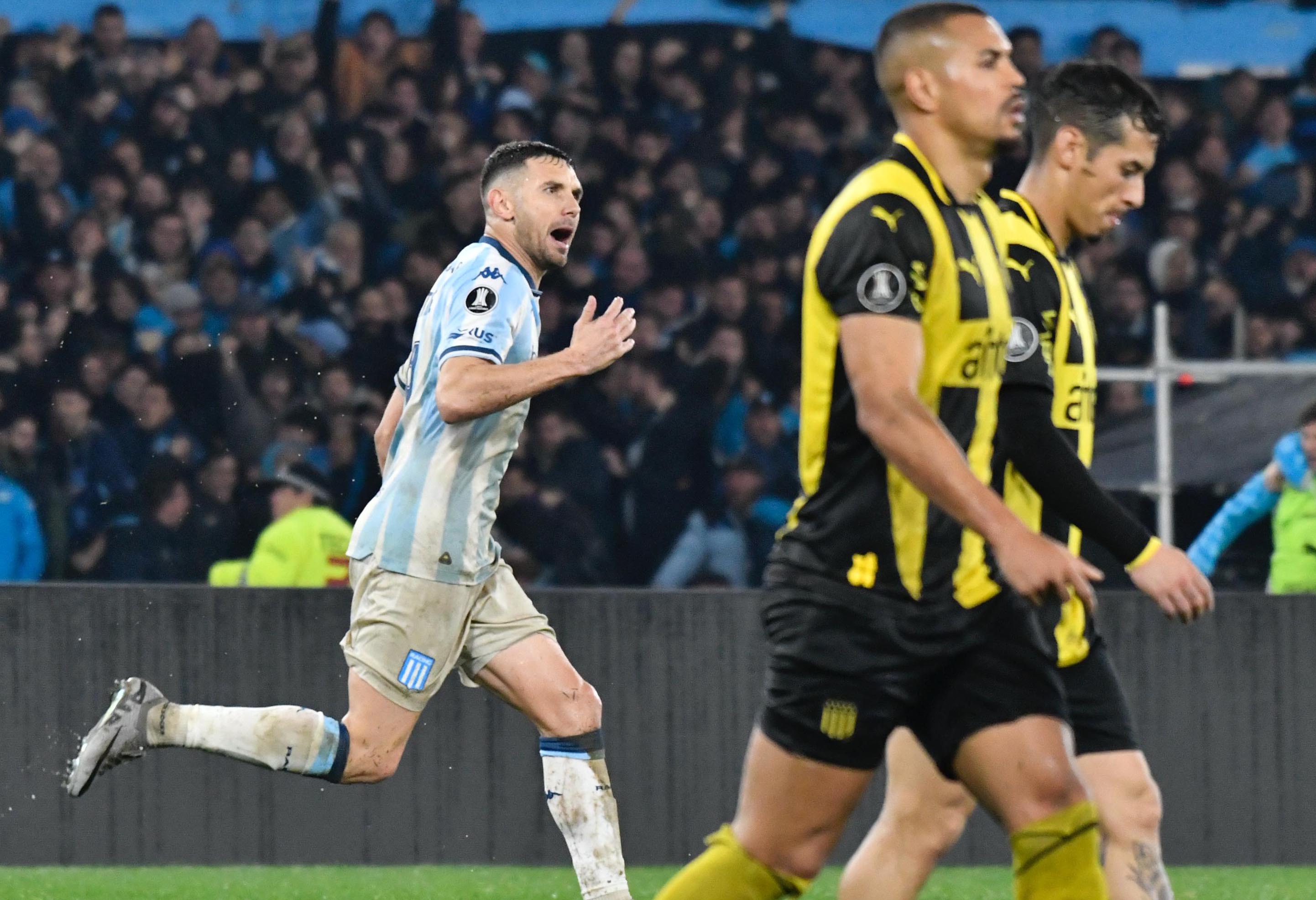 Rojo en Plena Forma para la Copa Libertadores: Racing Versus Peñarol