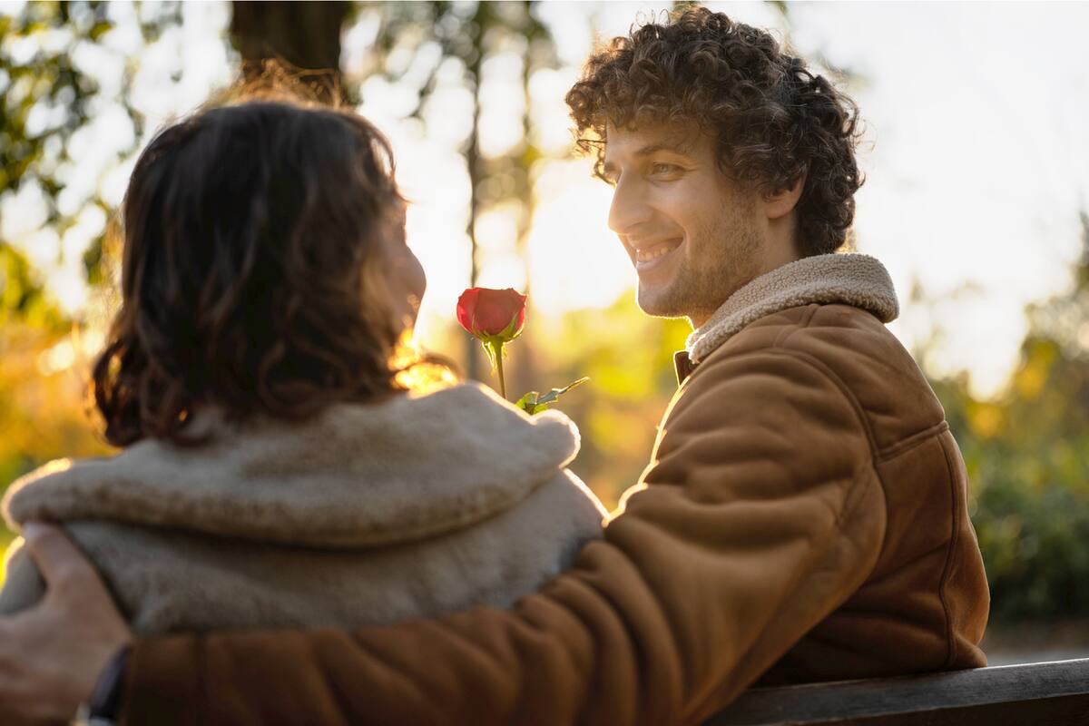 El fenómeno del “pebbling”: qué es y por qué es tendencia juvenil