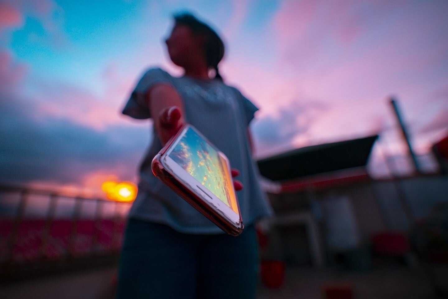 Un experto habló de los riesgos del celular en los viajes de egresados y de cómo limitar su uso