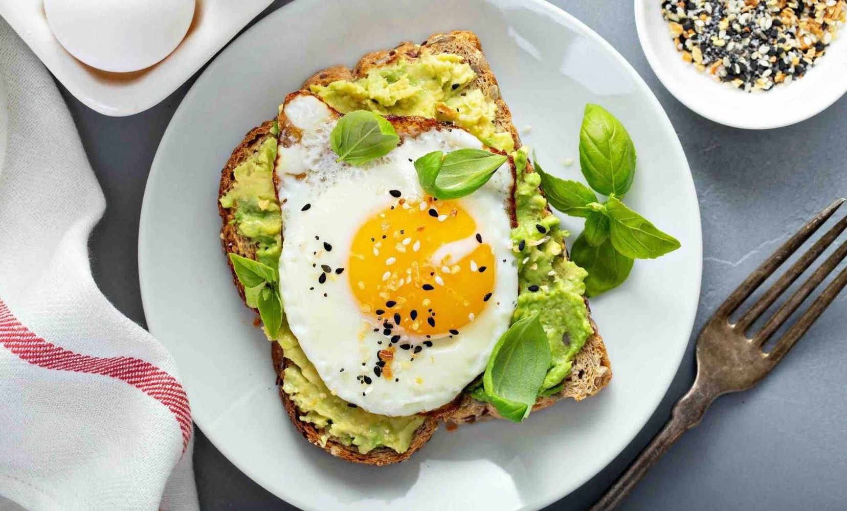 Desayuno de palta y huevo: cuáles son sus beneficios para la salud
