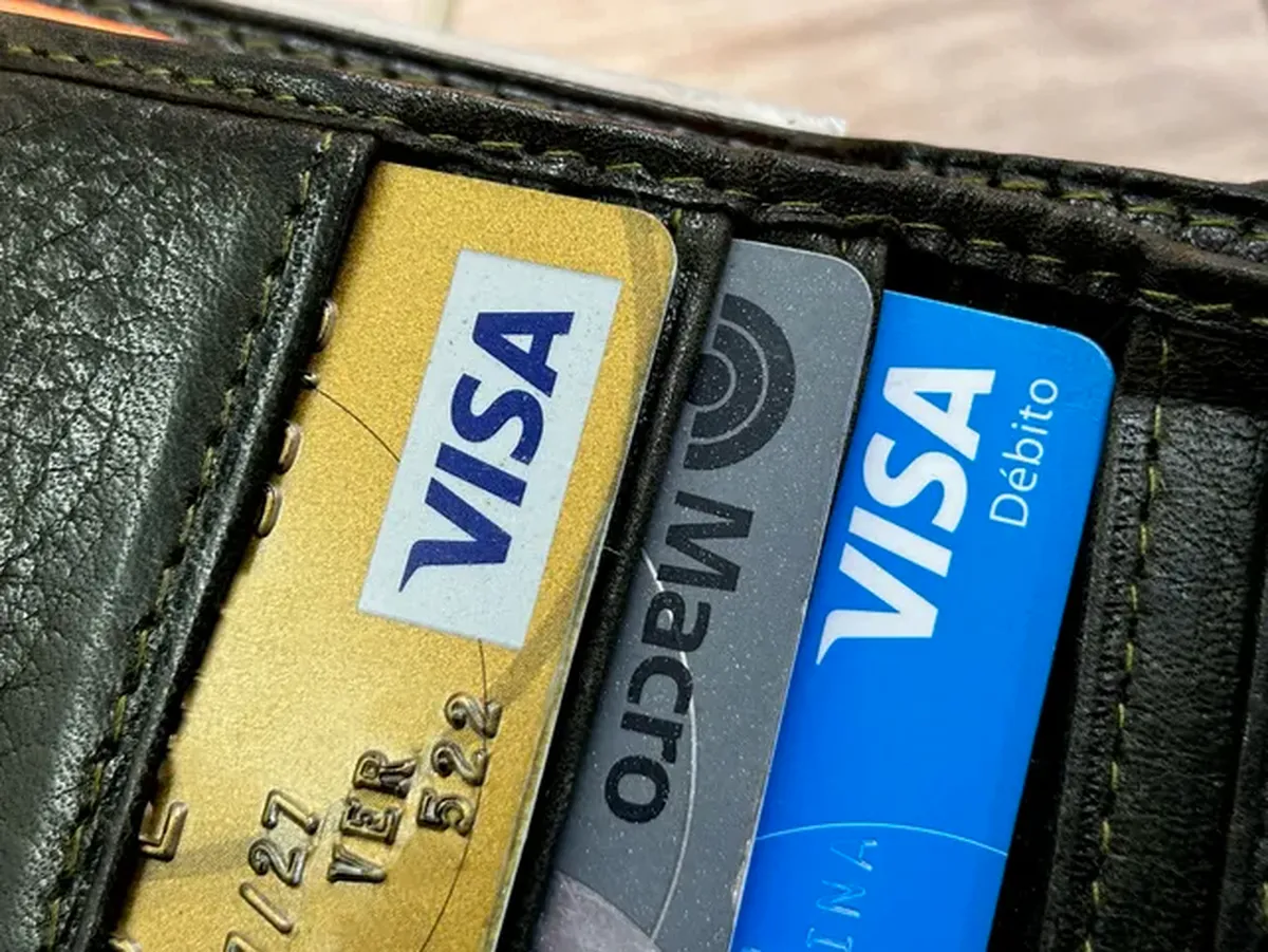 Duplicación de consumos en tarjetas Visa y Amex desata polémica