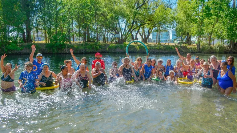 Juegos, bailes, deportes y el río Limay: cómo viven los adultos mayores la colonia de verano
