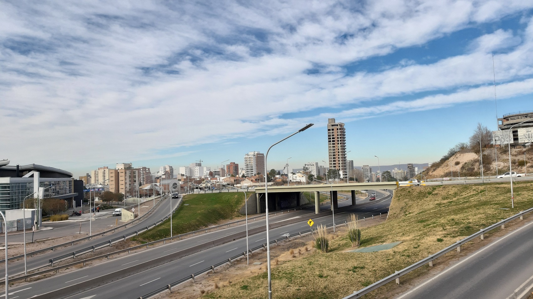 Intriga en un motel de la Ruta 7: investigan si un tercero en disputa está detrás del disparo al municipal.