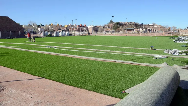 La pelota no se mancha, pero las canchas de sintético sí