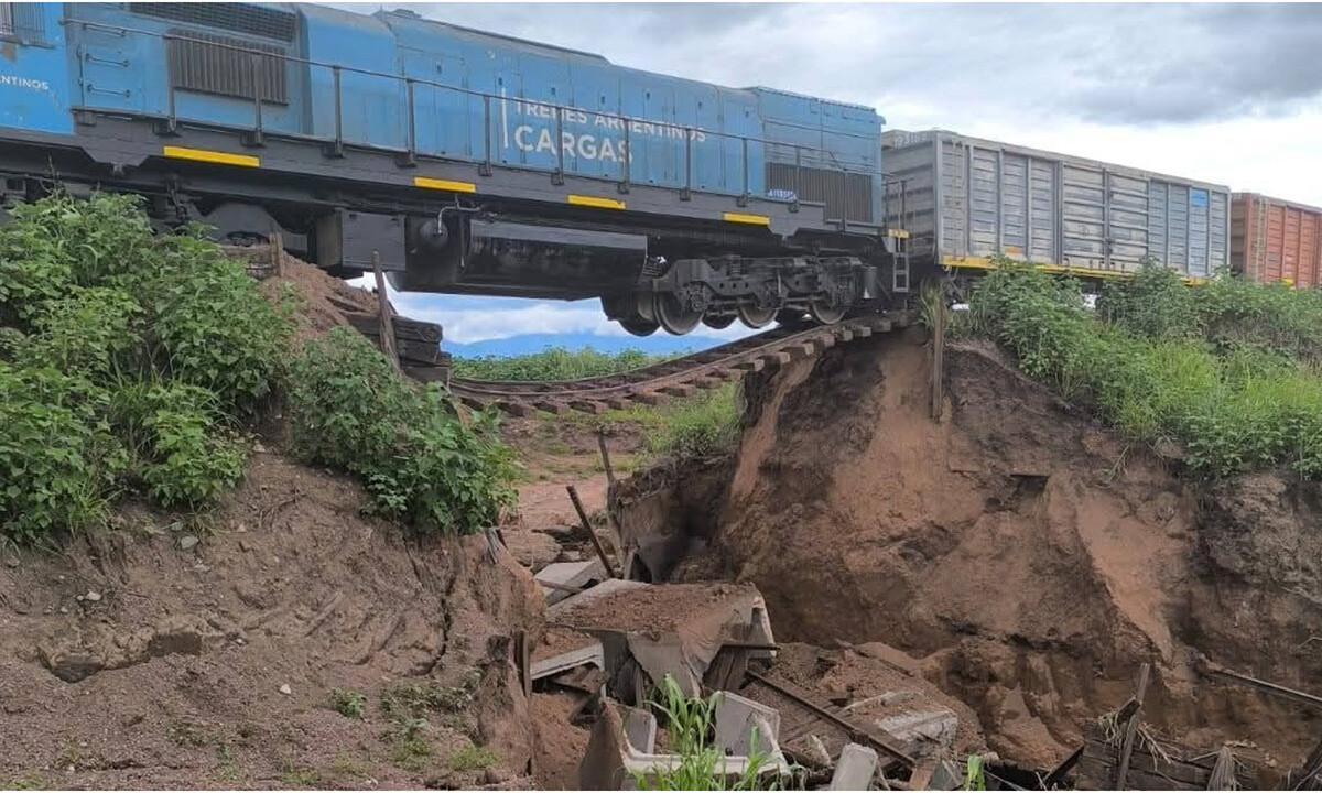 Tren de carga queda suspendido en el aire tras el derrumbe de un puente en Salta.