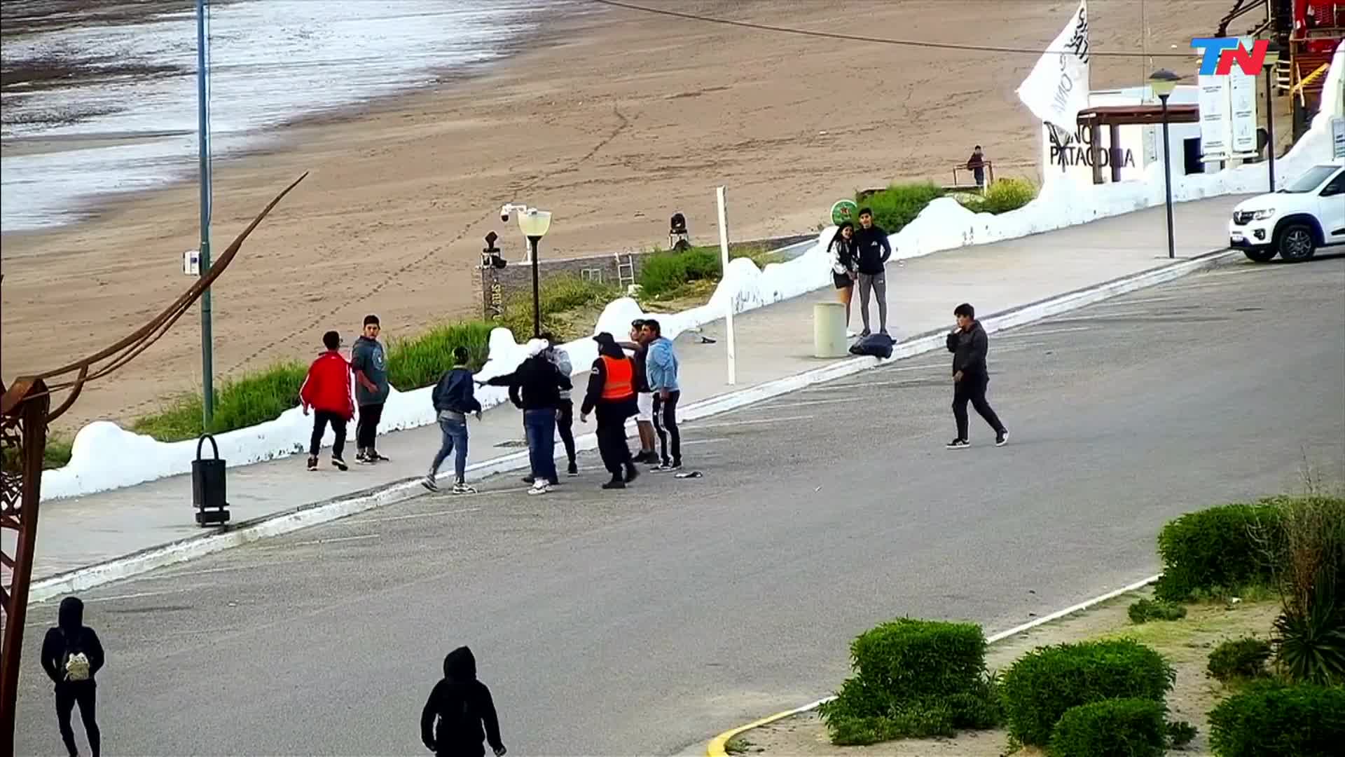 Las Grutas: el video de escandalosa pelea por un teléfono celular