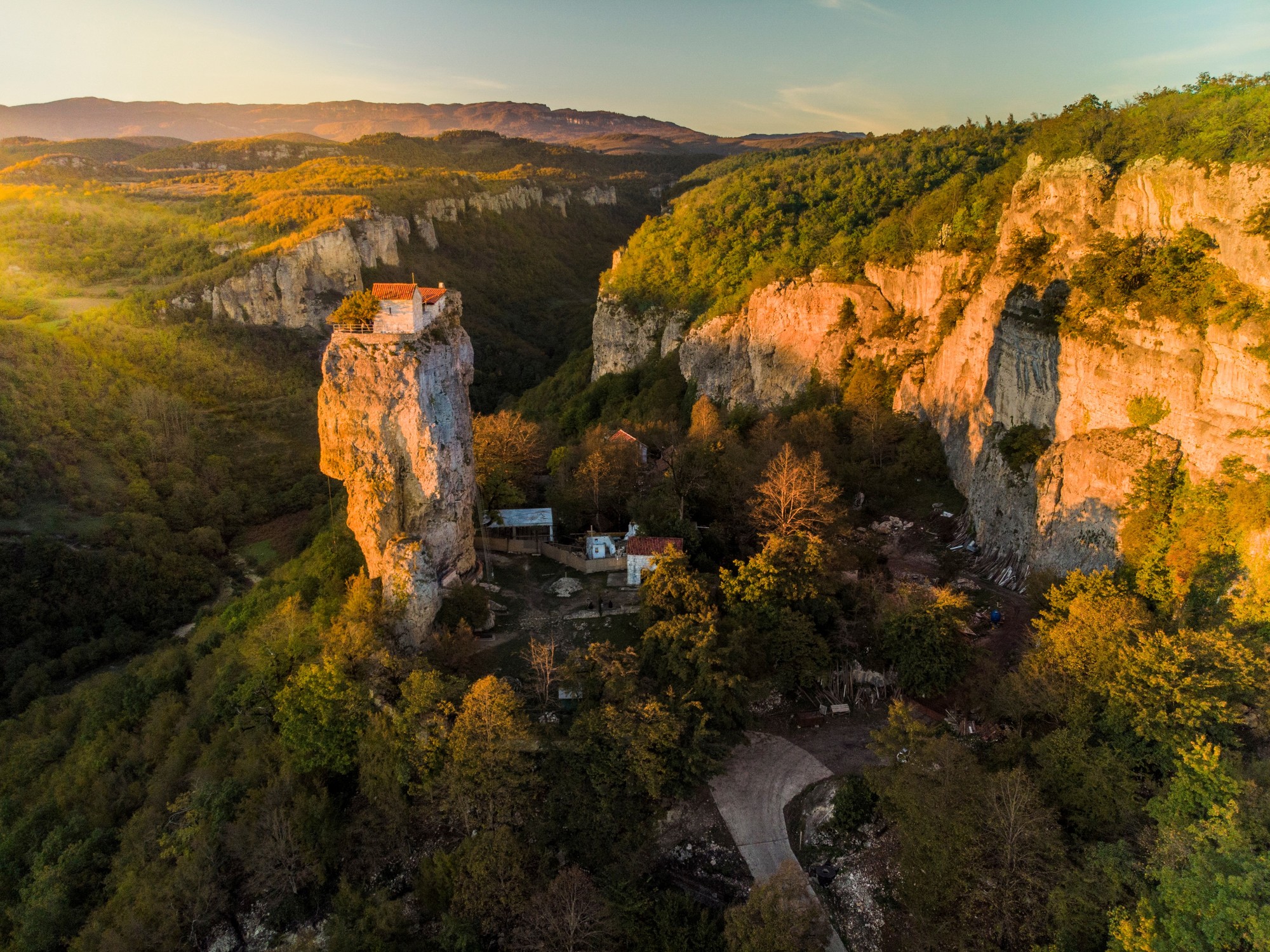 Un destino alucinante y económico: el monasterio más aislado del mundo y castillos de cuento
