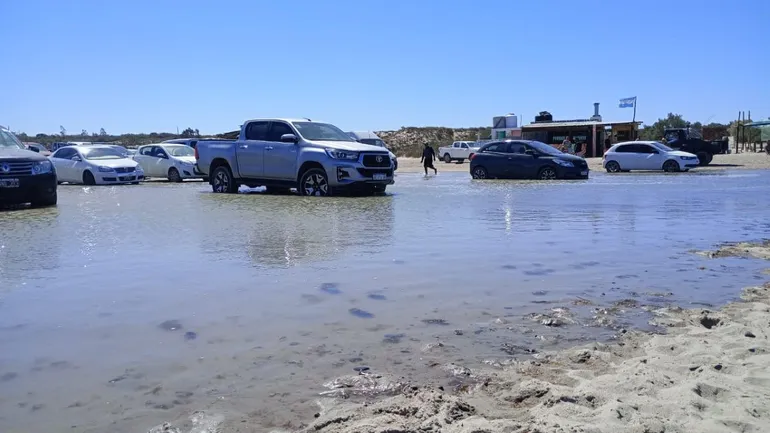 Las Grutas: otra vez el mar llegó a los autos estacionados en Piedras Coloradas