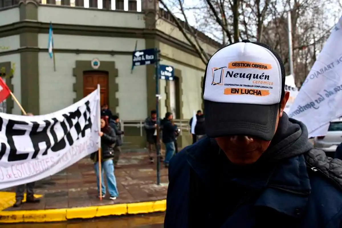 Ceramistas se manifiestan en Casa de Gobierno de Neuquén contra el corte de luz y las tarifas eléctricas.