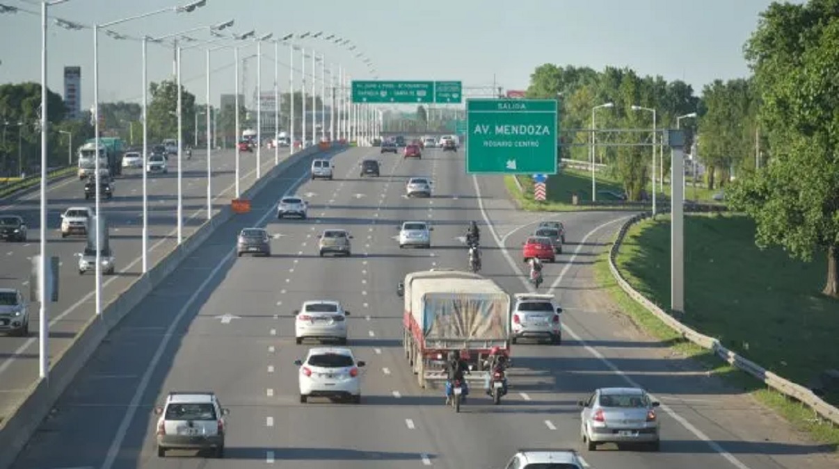 Descontrol en la autopista: dos conductores discutieron, iniciaron una persecución y casi chocan en el peaje
