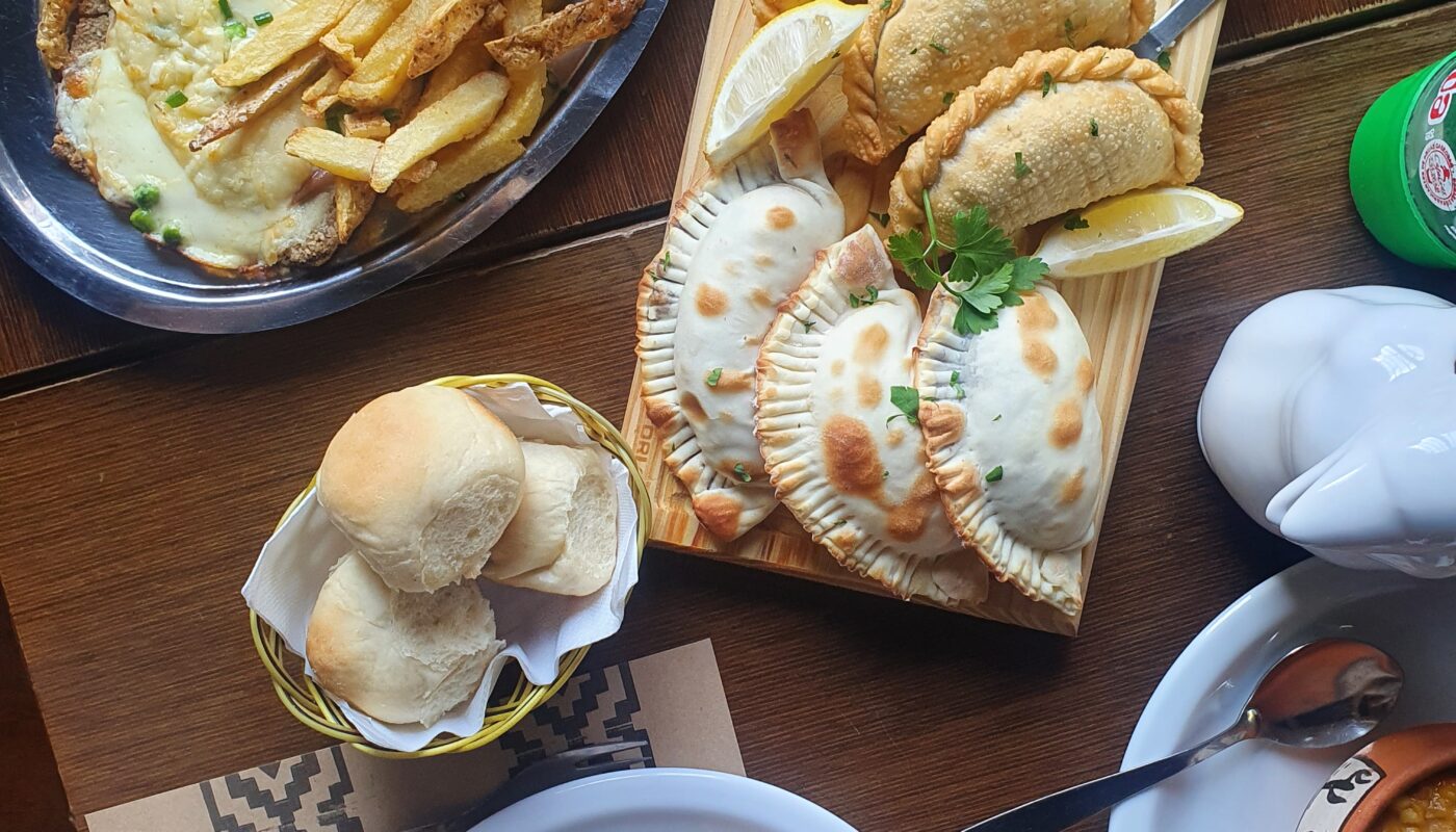 Atendido por sus dueños, este nuevo bodegón de La Plata se destaca por sus milanesas y tortillas rellenas