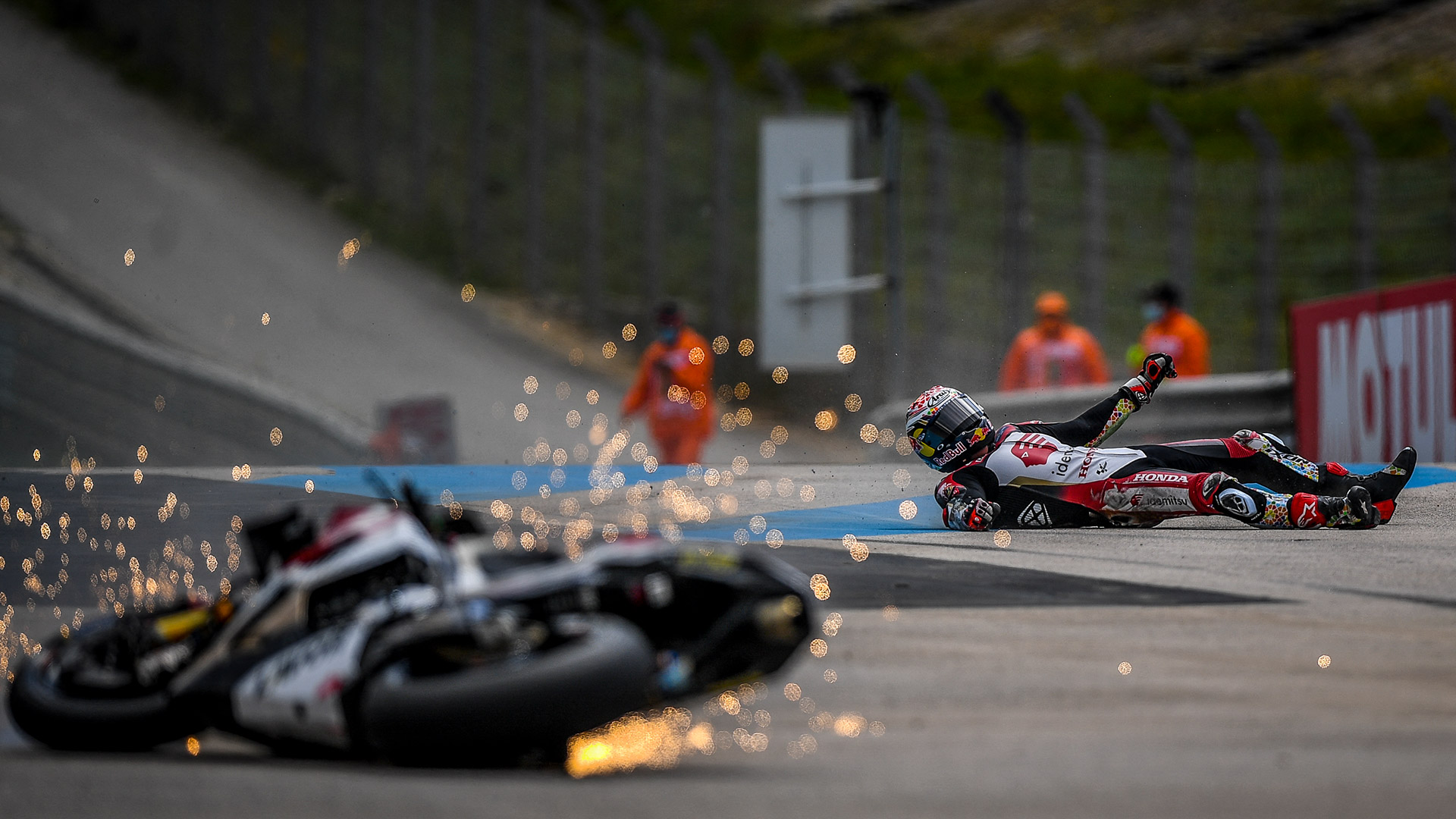 Brutal accidente del actual campeón del MotoGP: sufrió una doble fractura en Malasia y fue trasladado a Barcelona para ser operado