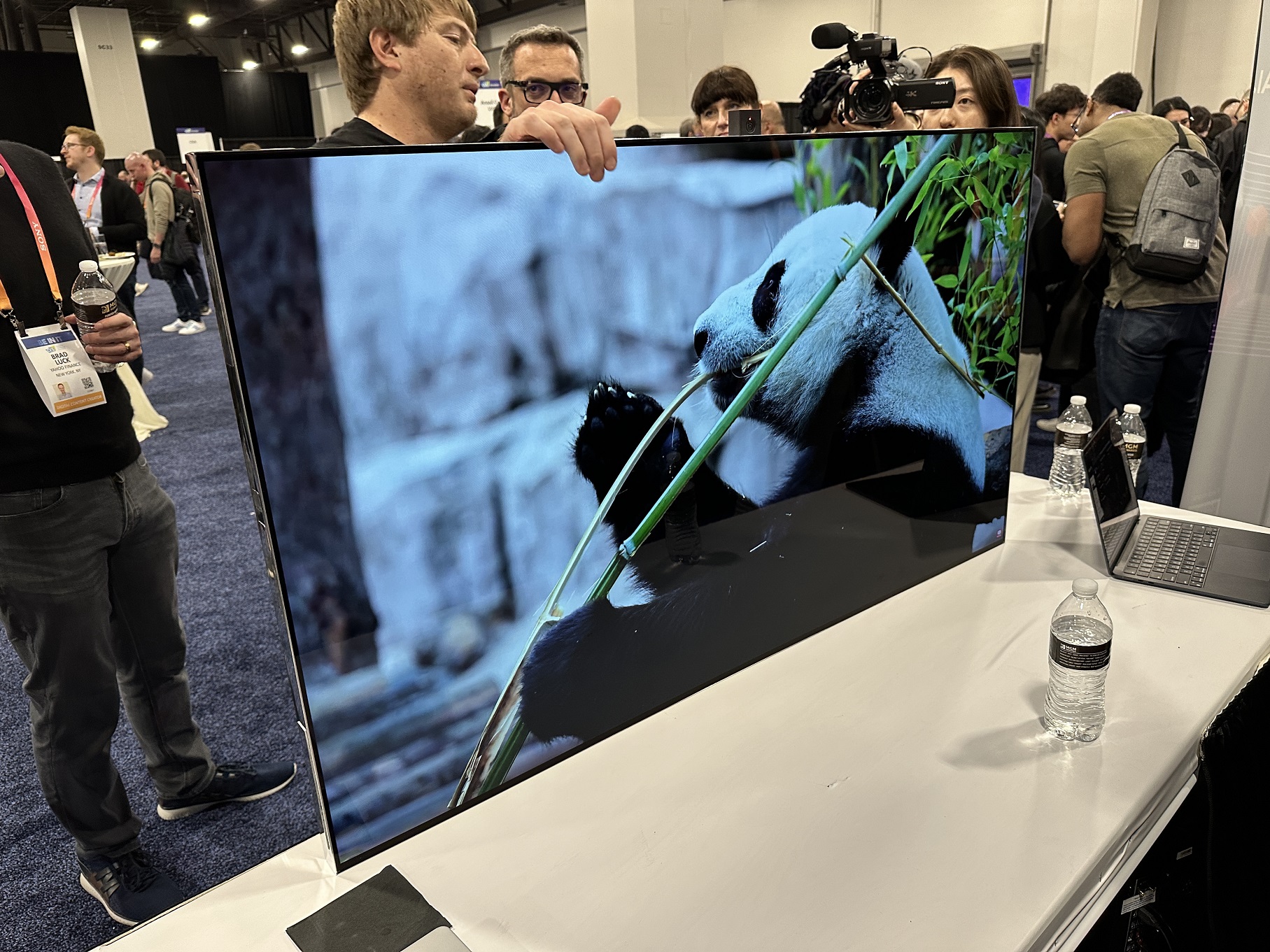 Adiós a los cables: así es el televisor con IA que se instala en segundos