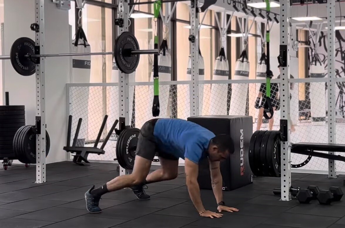 Cómo es la “caminata del gorila”, el ejercicio que es tendencia para ganar masa muscular y mejorar el equilibrio