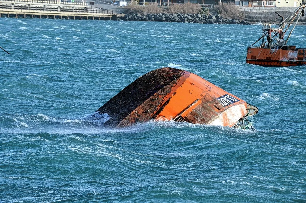 Chubut: se hundió un viejo buque pesquero con al menos cinco tripulantes a bordo