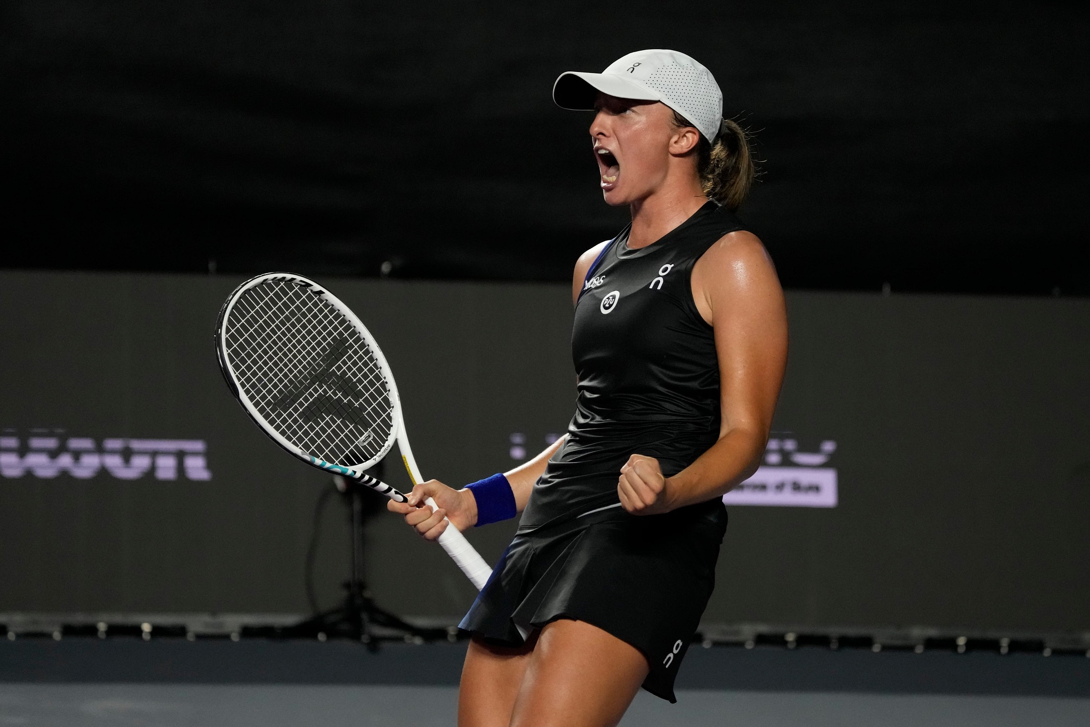 Iga Swiatek debuta con una sólida victoria ante Sakkari en el WTA 1000 de Doha