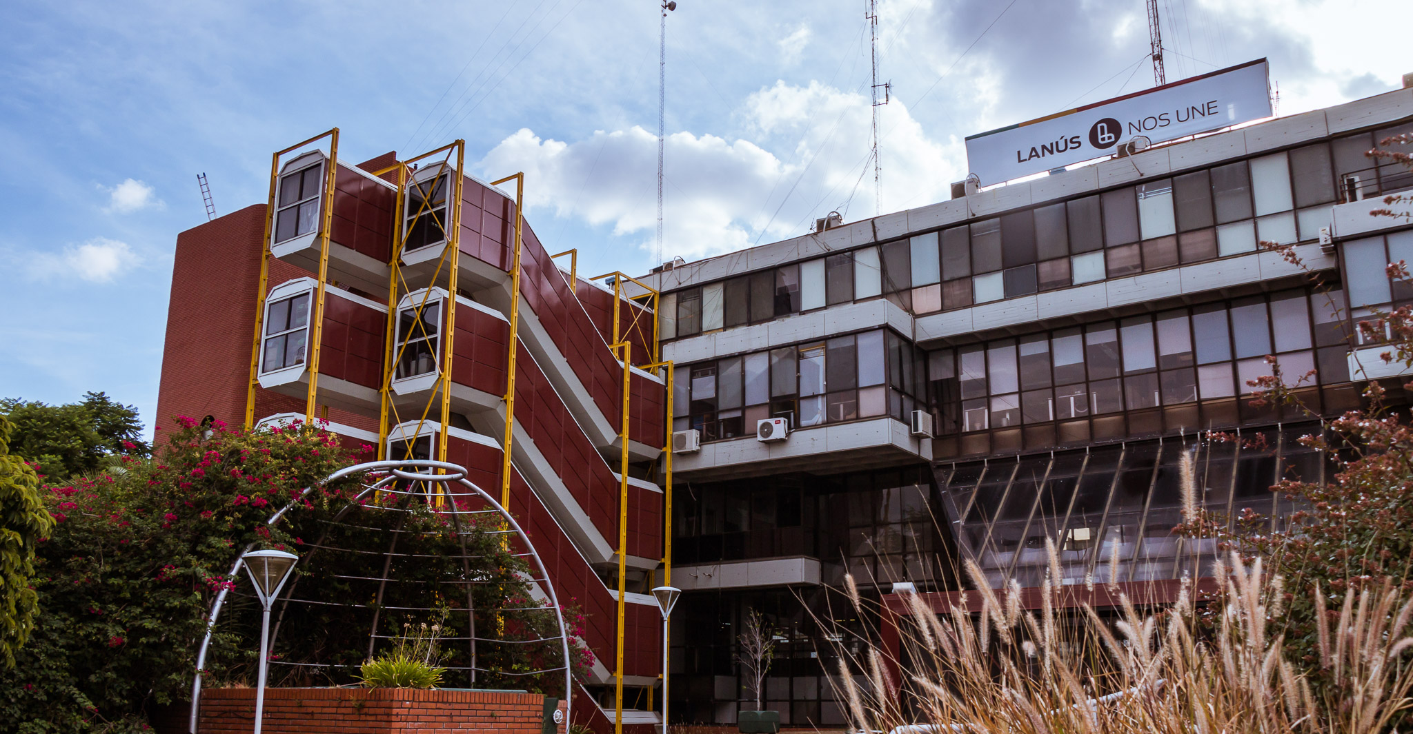 La polémica por las tasas municipales llegó a la Justicia: tres supermercados reaccionaron ante la fuerte suba en Lanús