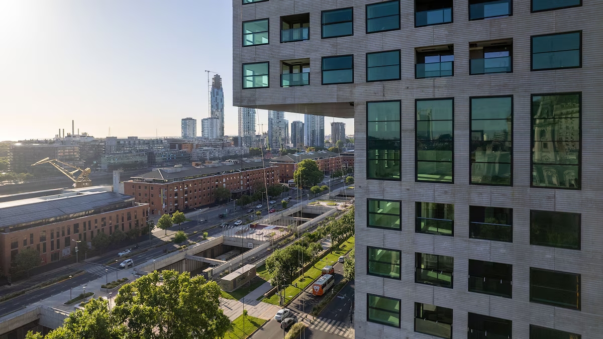 El Paseo del Bajo, más allá de la reorganización del tránsito: cómo se revitalizó la zona y dio origen al Nuevo Puerto Madero