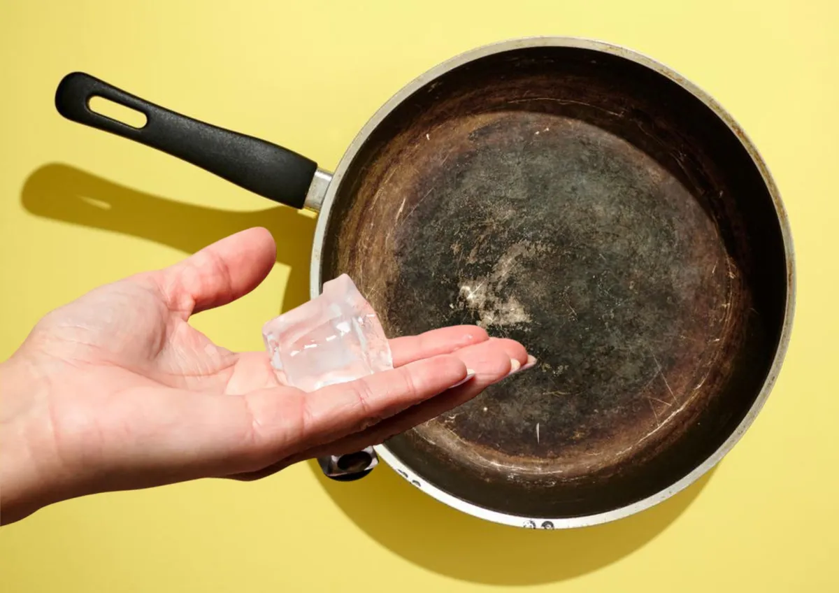Truco casero: cómo limpiar una sartén con restos de comida quemada con ayuda de un hielo