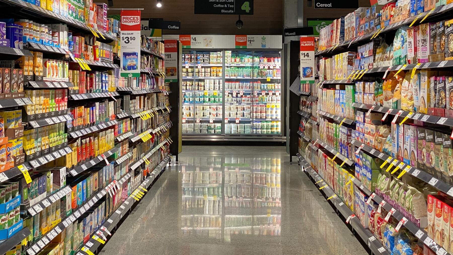 Además de IVA discriminado, comercios y supermercados podrán mostrar los precios en dólares