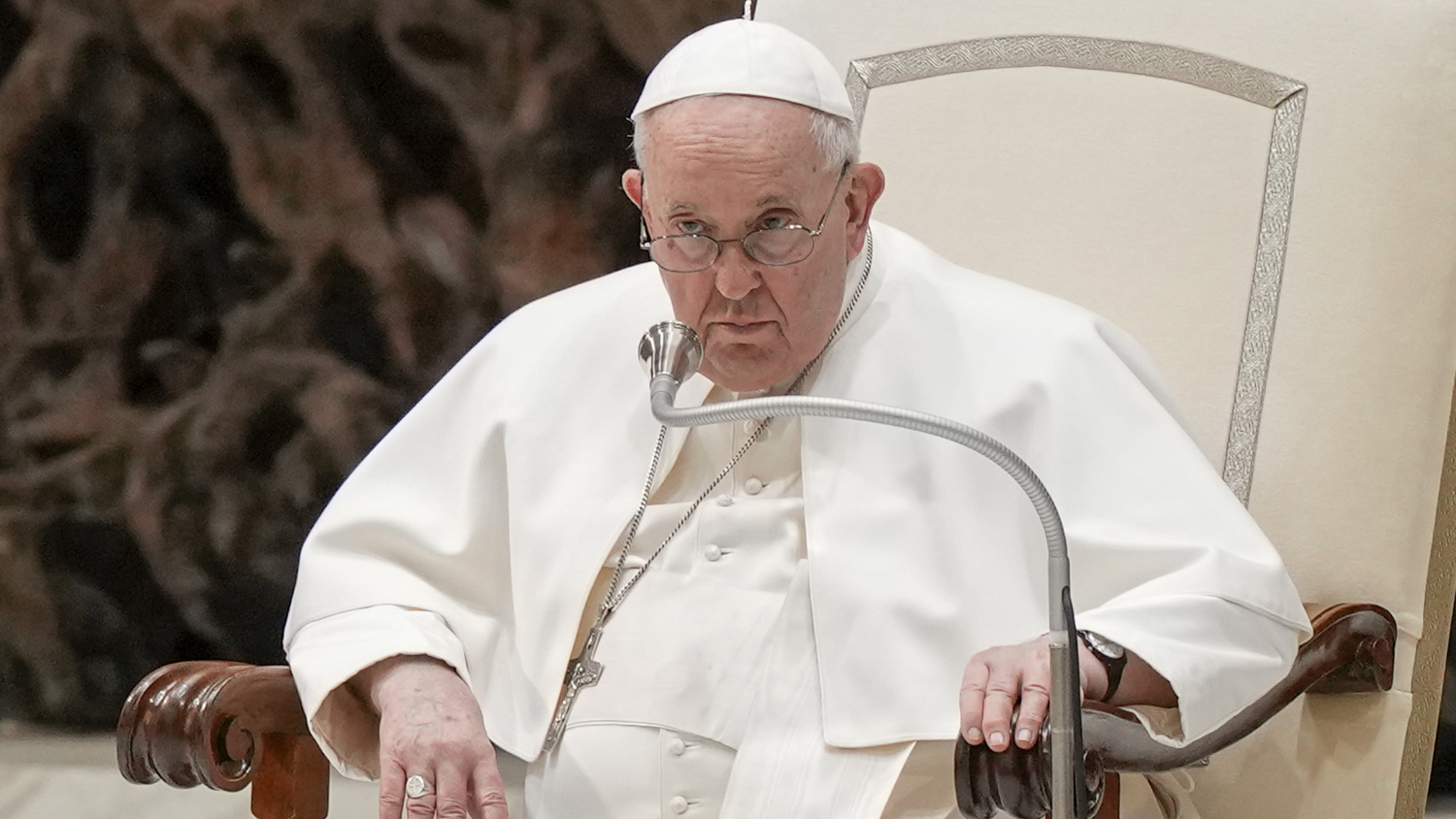 El Vaticano informó que el papa Francisco padece una “infección polimicrobiana” con “un cuadro clínico complejo”