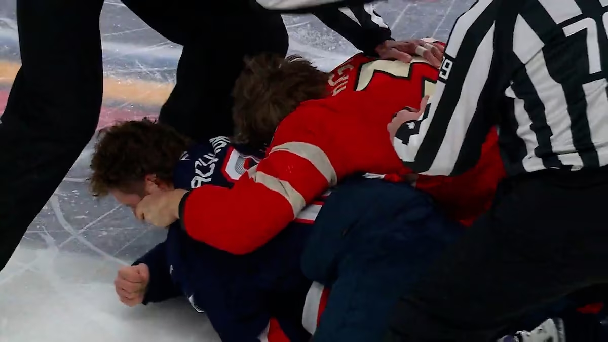 Golpes y agresiones en un partido entre Canadá y EEUU: el récord de peleas que da que hablar en el hockey sobre hielo