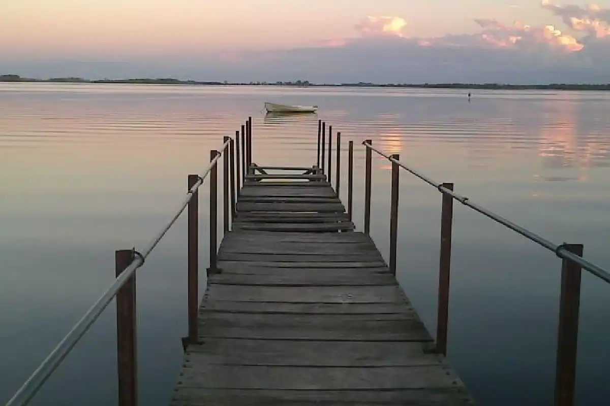 La escapada a 1 hora y media de Buenos Aires que ofrece una laguna y parrillas para pasar el día