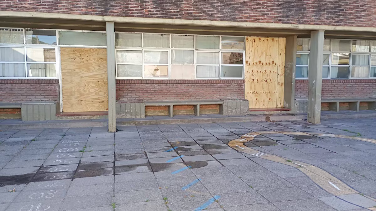 Robaron 56 computadoras de una escuela porteña a días del inicio de clases