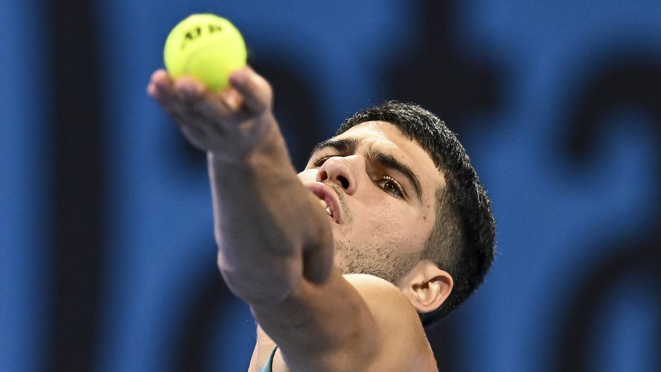 Alcaraz avanza en Doha tras un duro partido a tres sets