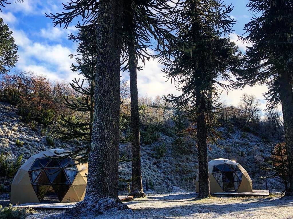 La experiencia de glamping en Villa Pehuenia: domos a orillas del lago o inmersos en el bosque patagónico