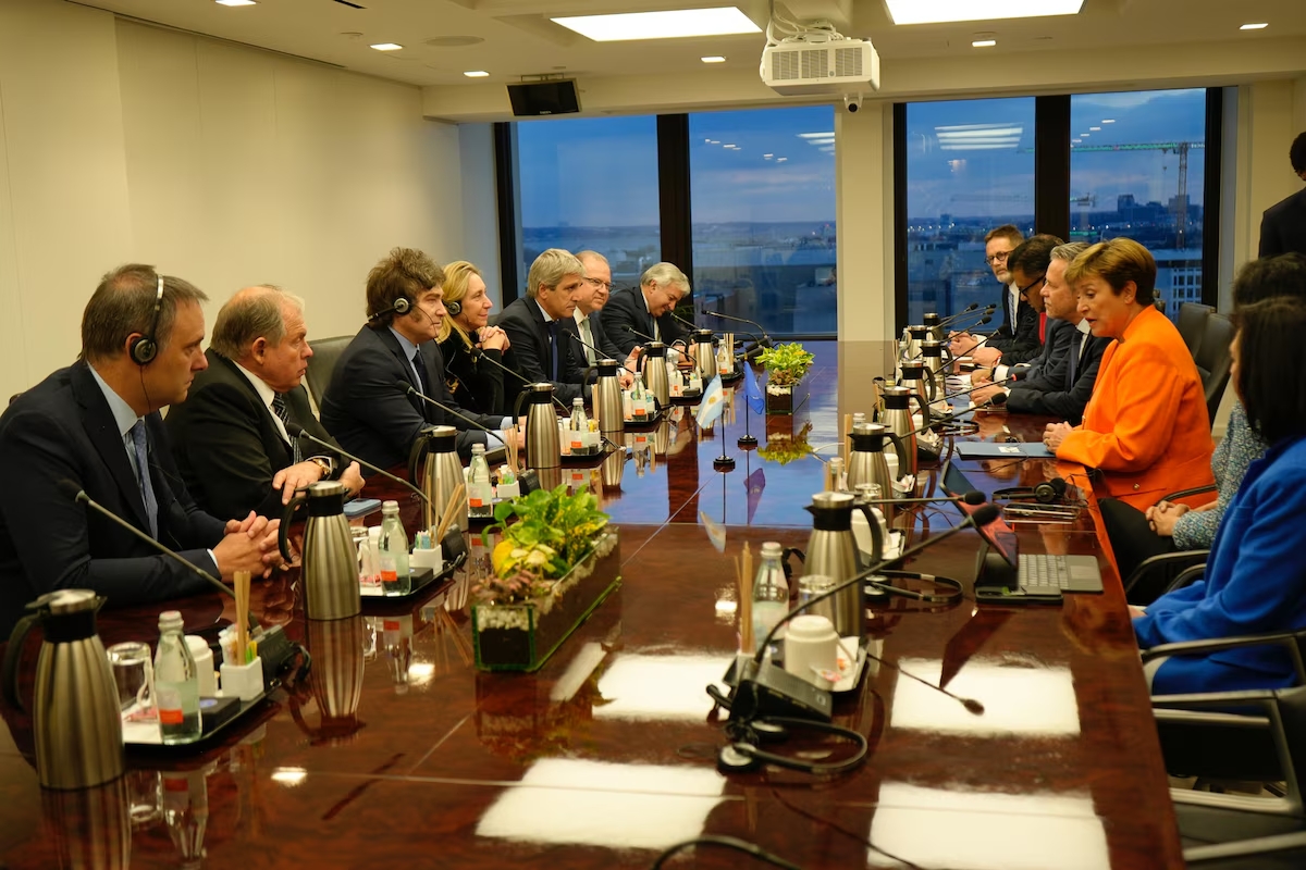 Acuerdo con el FMI: el Gobierno aceleró contactos con la Casa Blanca para destrabar la negociación técnica