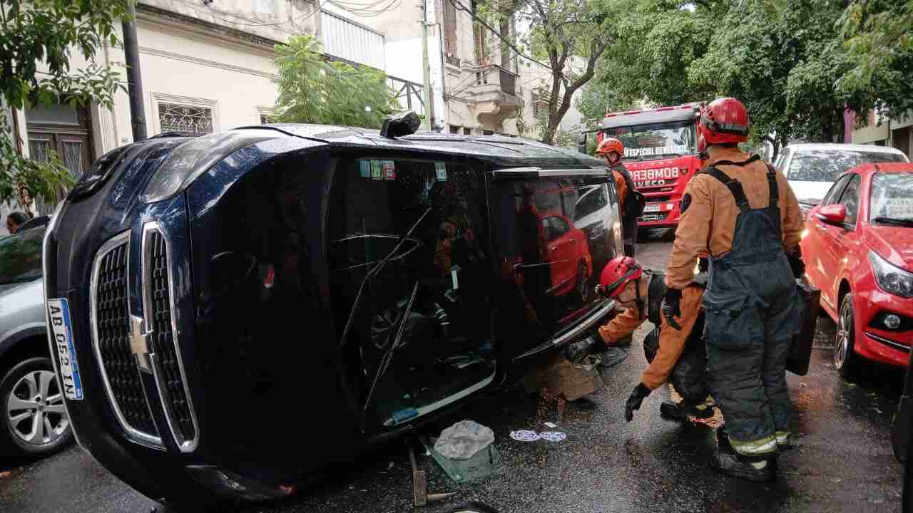 Grave accidente en Almagro: cinco heridos tras el choque de un auto y una ambulancia privada