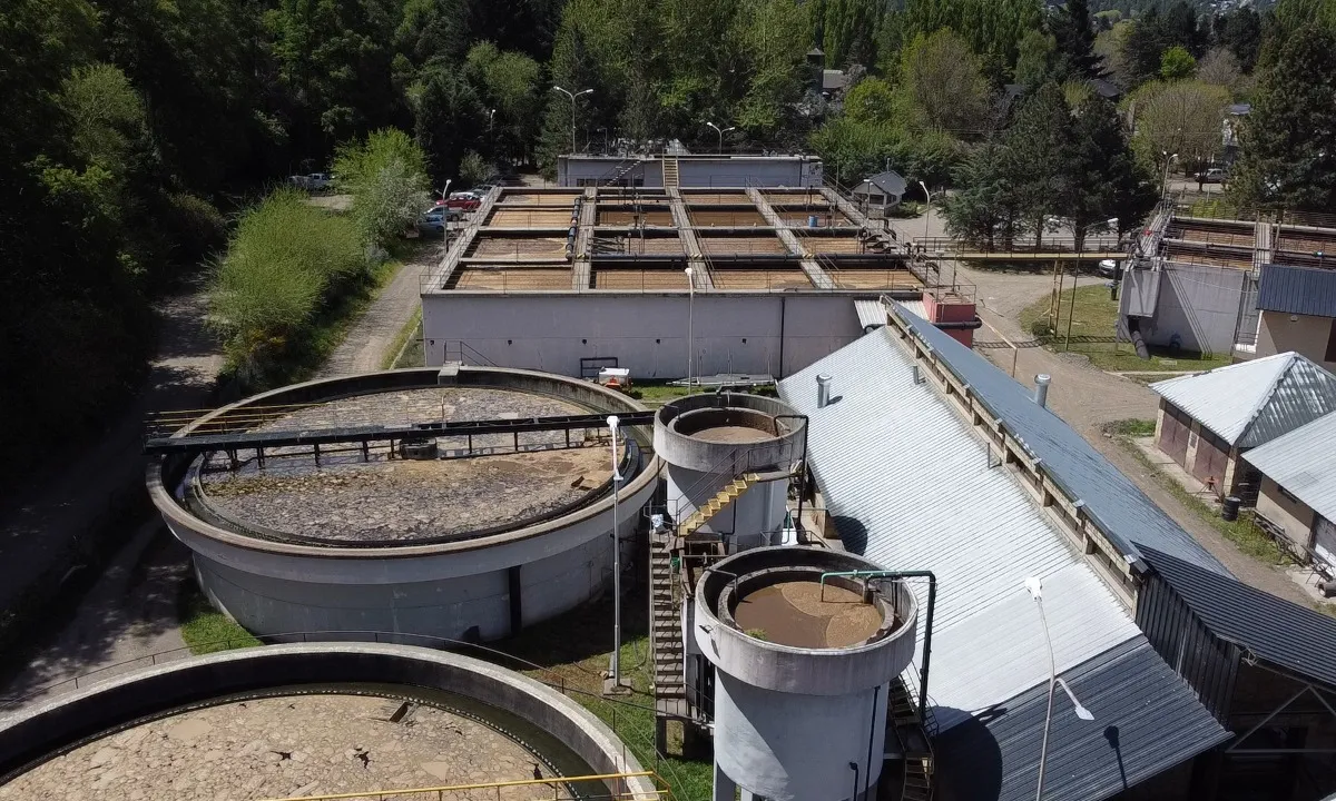 Cierre del acceso al lago Lácar en San Martín de los Andes: el vuelco de líquidos cloacales duró horas
