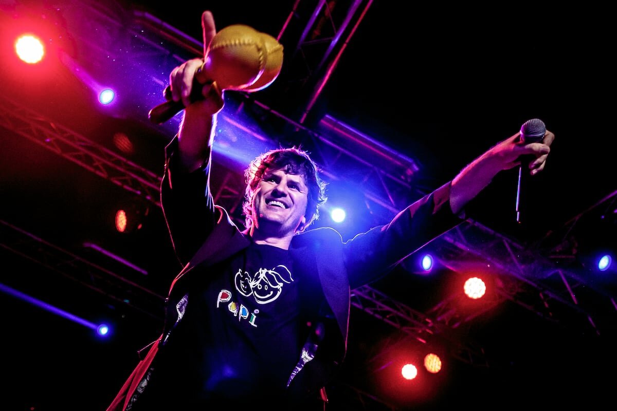 El regreso de Los Piojos: la elegancia de Ciro y la historia detrás de su saco bordó