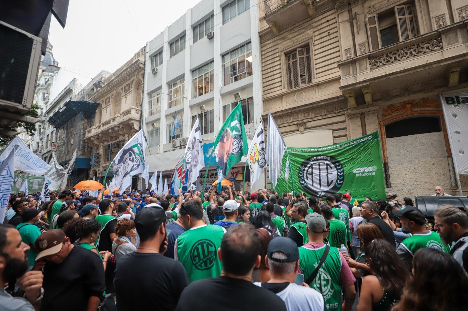 El Gobierno llamó a los gremios estatales para debatir la paritaria.