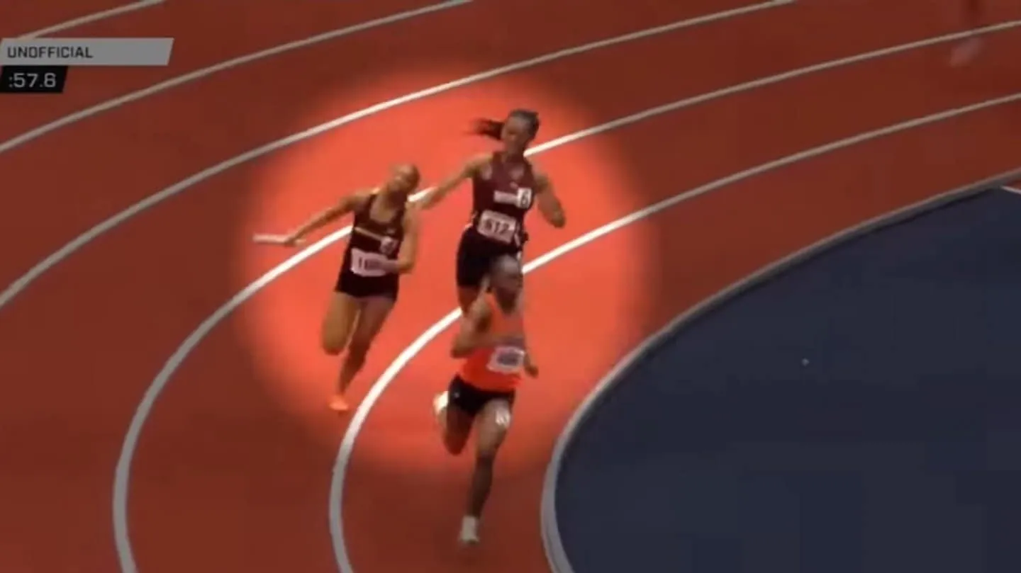 Escándalo en plena competencia de atletismo: una corredora golpeó a otra con una barra de metal porque la superó