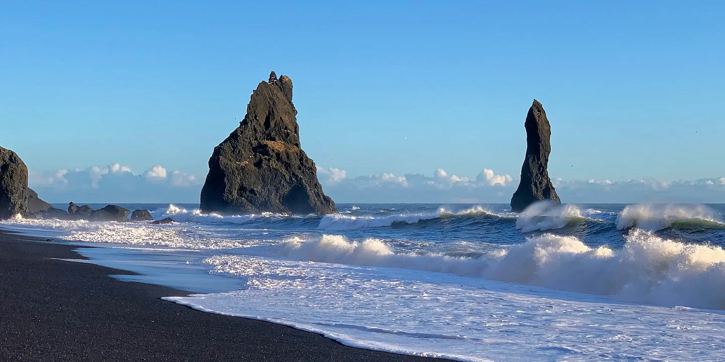 Una argentina en la playa más peligrosa del mundo, con olas de 40 metros y arena negra: “Hubo gente que se mató por una selfie”