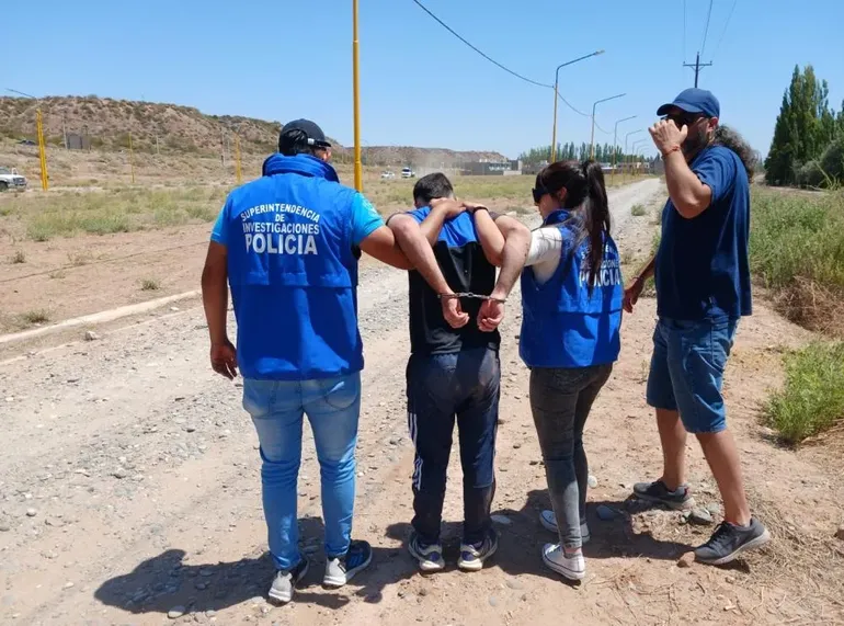 Persecución de un abusador en la Ruta 7: arrastró al comisario durante 100 metros, se tiró del auto pero lo atraparon