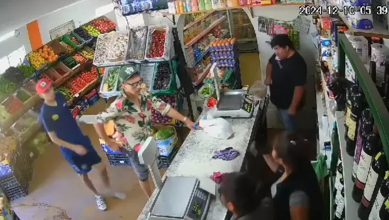 Buscan a "El hawaiano", el ladrón de la camisa vistosa que aterra a las verdulerías