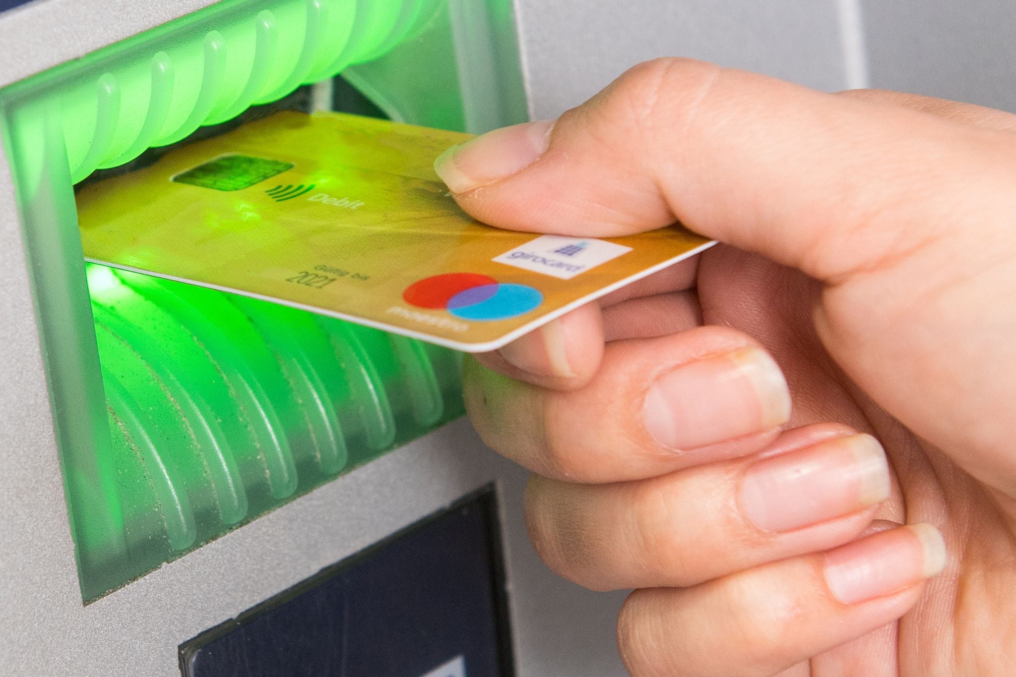 ¿Tarjeta bloqueada en el cajero? Este botón desconocido podría ser tu salvación