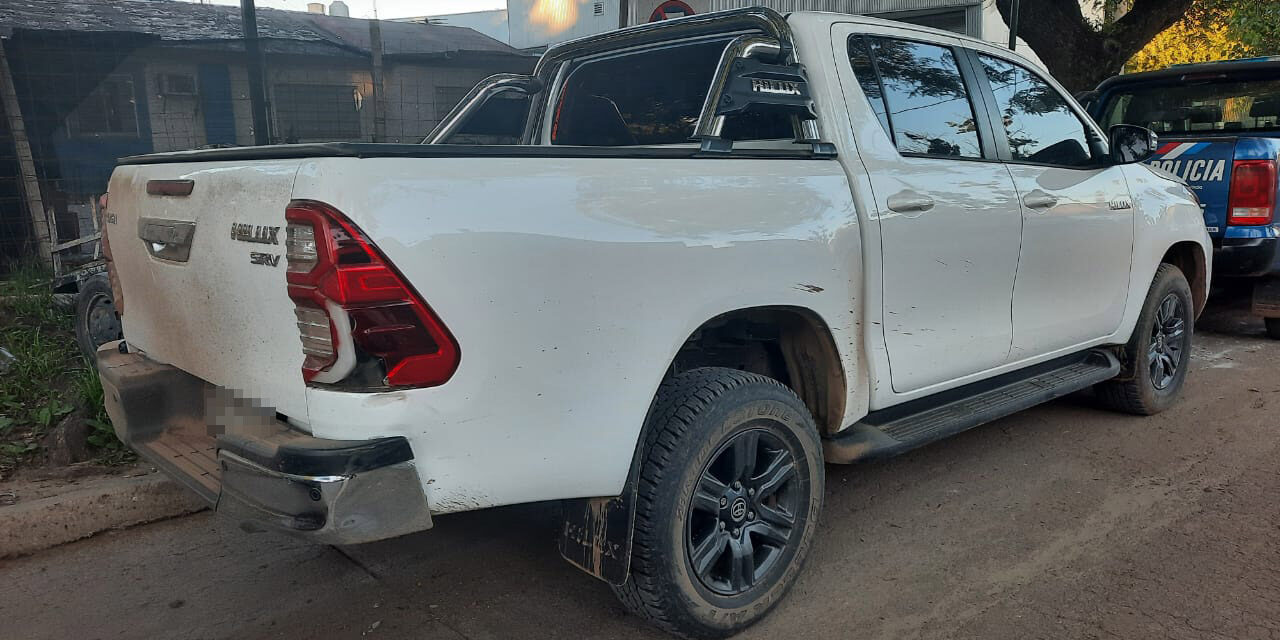 Efectivos policiales detuvieron una camioneta en fuga en el acceso a Plaza Huincul