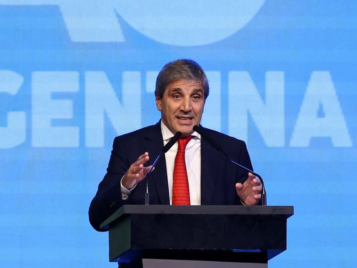 Prueba para el mercado: Caputo apuesta por bonos atados al dólar