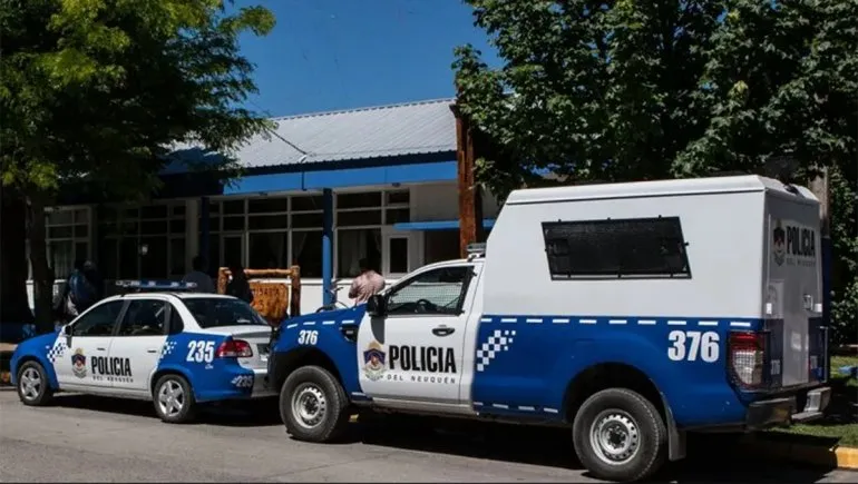 Un policía cesanteado manejaba una camioneta robada del Gobierno: fue demorado