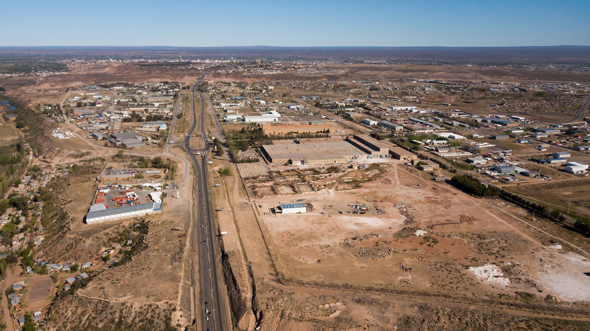 Incendio en un galpón con mantas oleofílicas en una planta de residuos petroleros de Neuquén