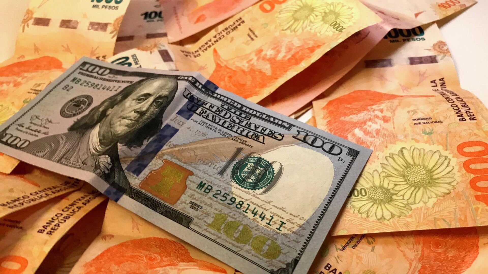 Boom de bonos atados al dólar: se colocó un billón de pesos