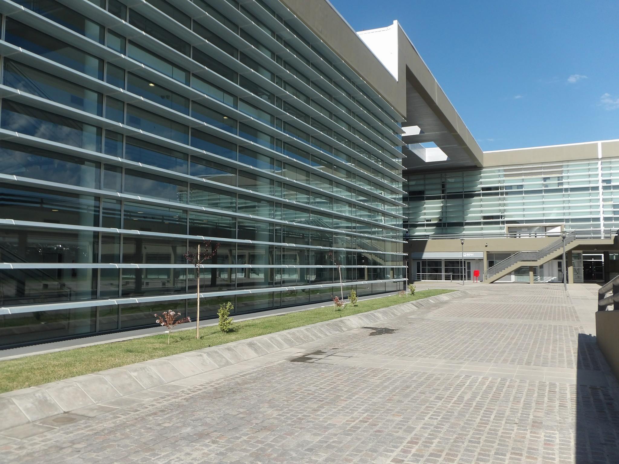 Investigan un tiroteo entre una pareja de policías en Neuquén: uno está grave 