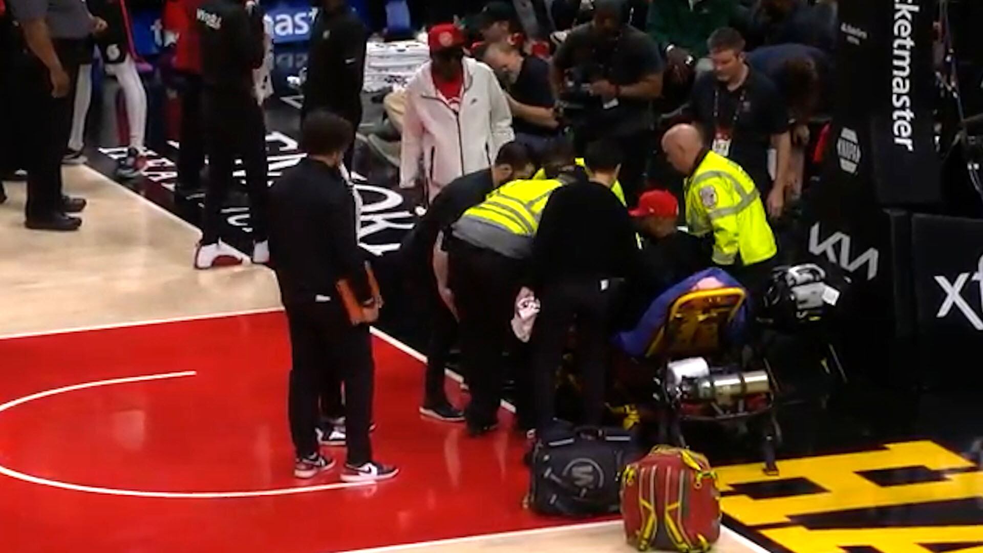 Fan de NBA sufre lesión en concurso durante partido: Reacción viral