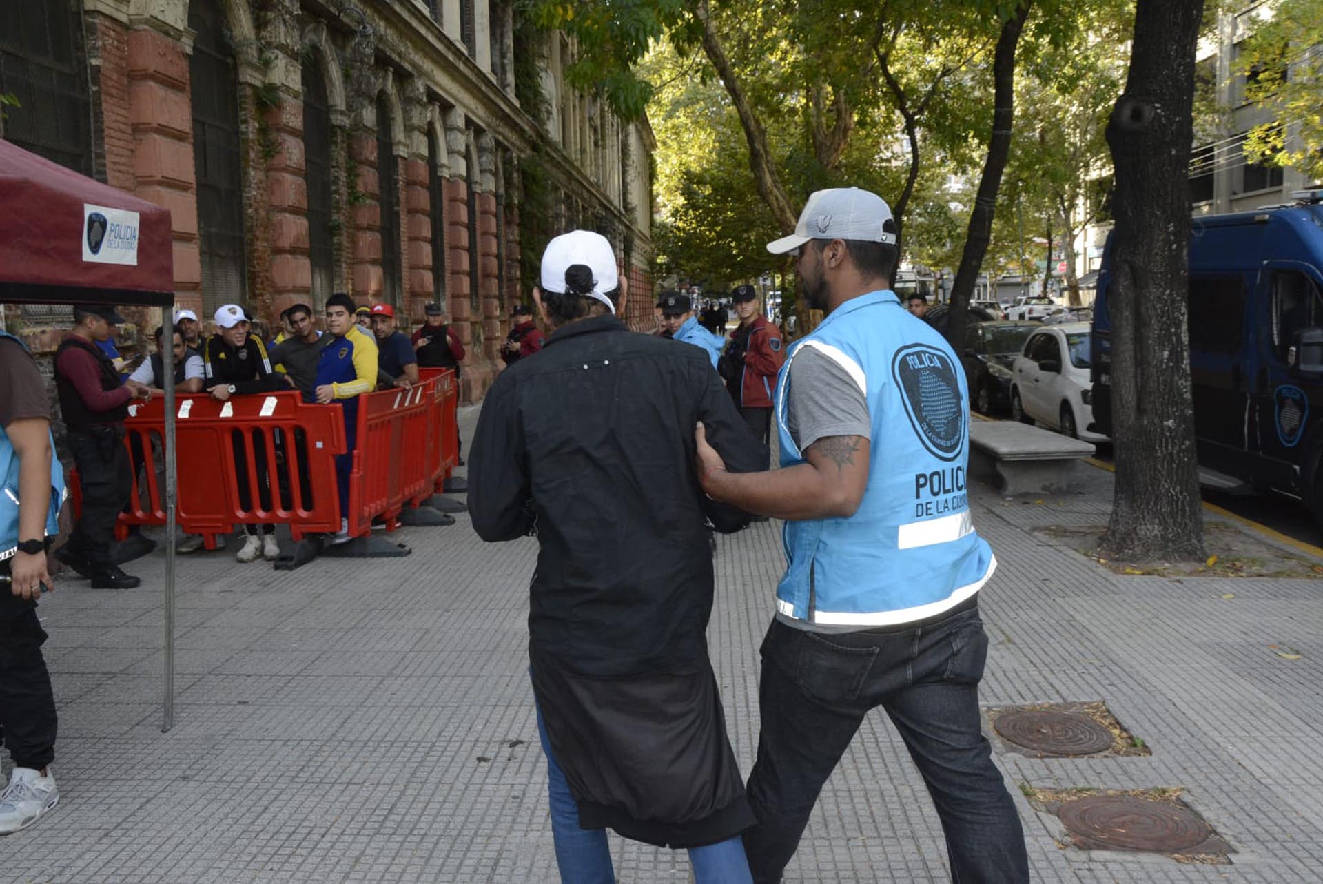 Más de 100 Trapitos Arrestados Cerca del Estadio Bombonera