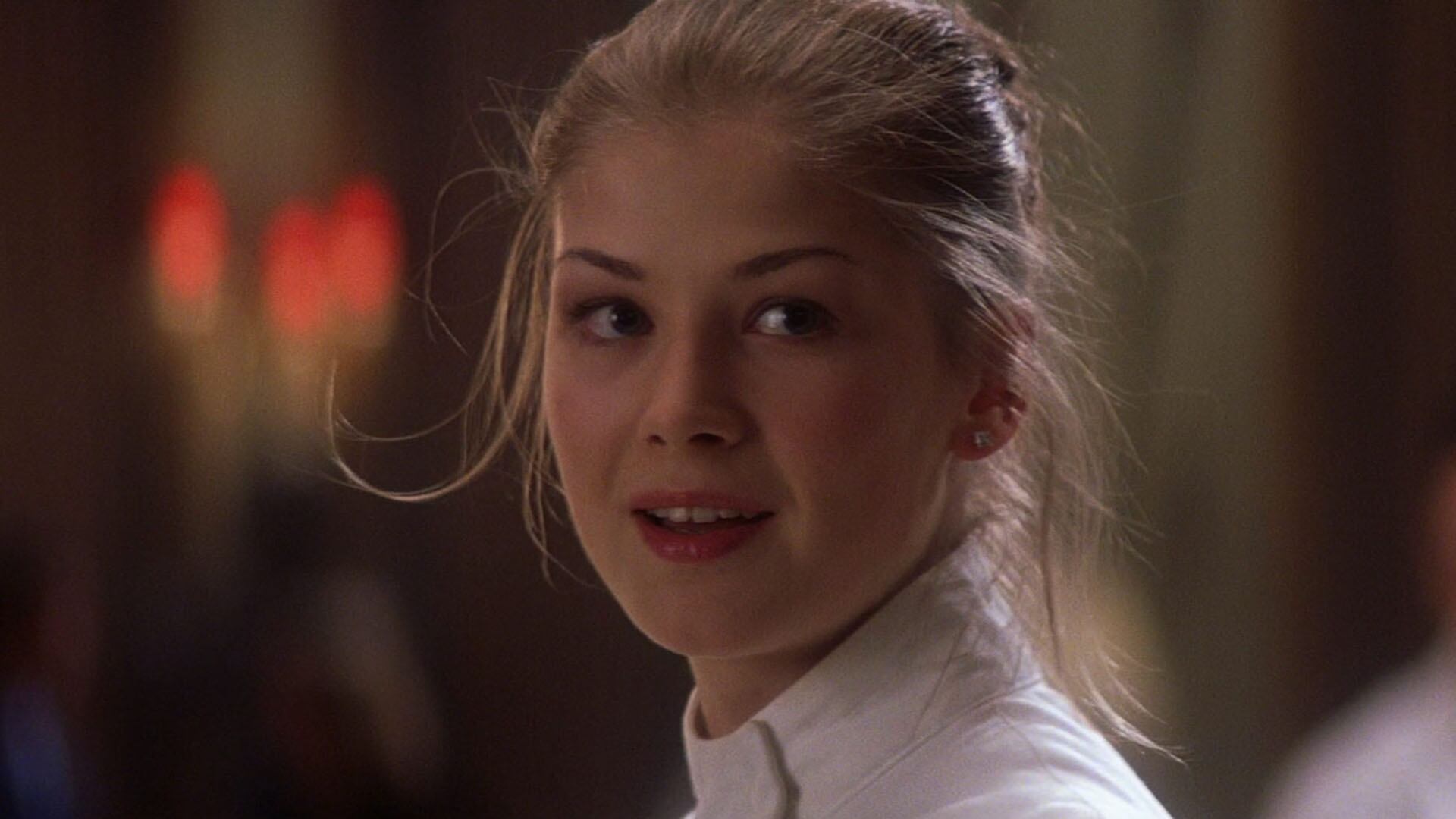 Rosamund Pike relata su bochornosa experiencia con Pierce Brosnan en escena íntima